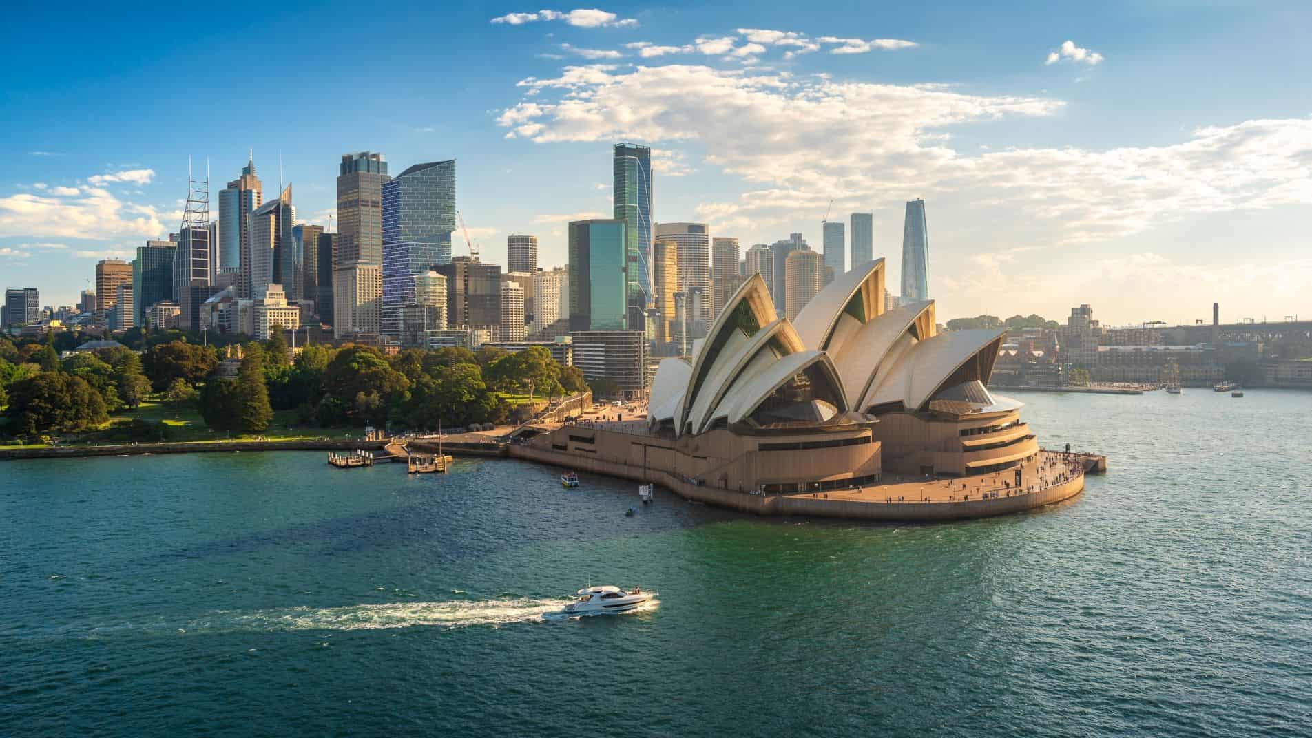 Sydney Harbour with the Sydney Opera House and city skyline, representing Australia as a destination for international mobility and skilled professionals.