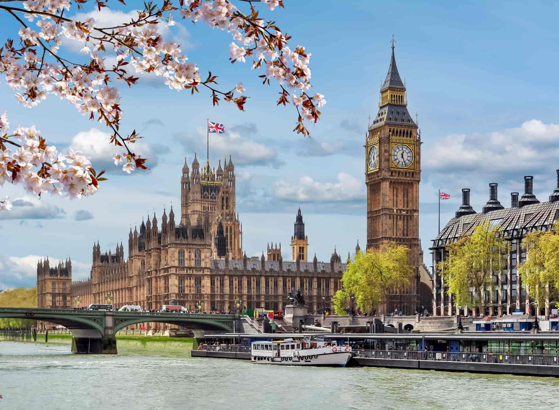 Big Ben et le Parlement britannique au bord de la Tamise à Londres, représentant le Royaume-Uni comme destination pour les missions et expatriations internationales.