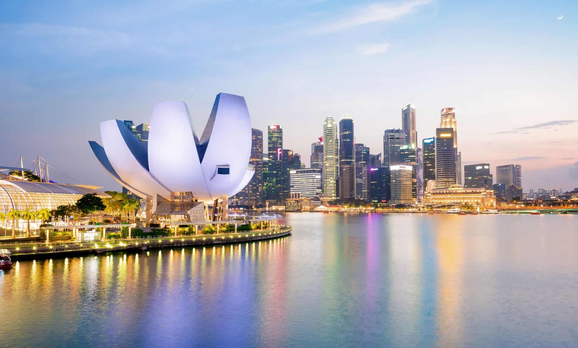 Skyline de Singapour et Marina Bay au crépuscule, représentant Singapour comme destination majeure pour les professionnels internationaux qualifiés et les missions d’expatriation.